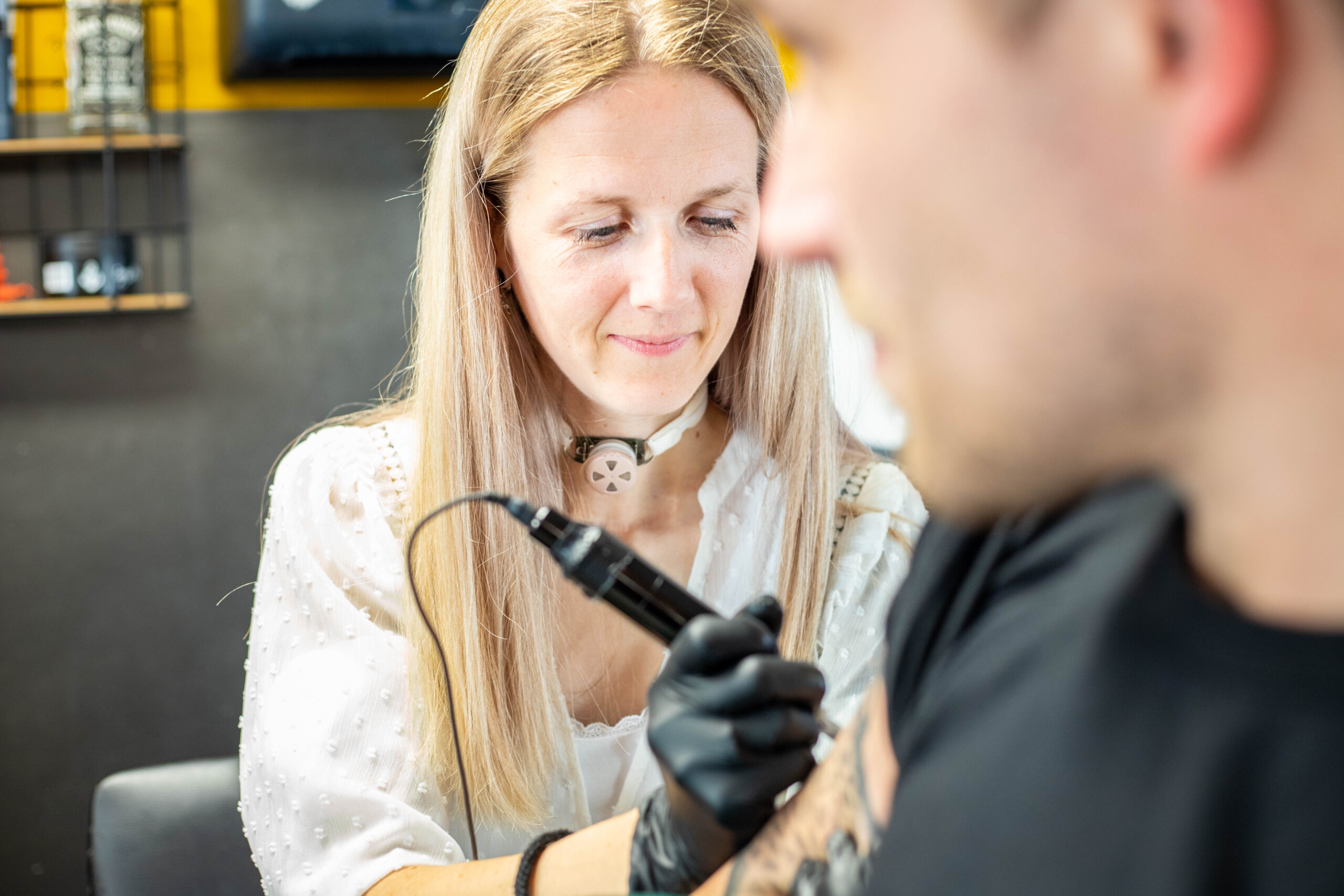 woman using freevent dualcare working in a tattooshop