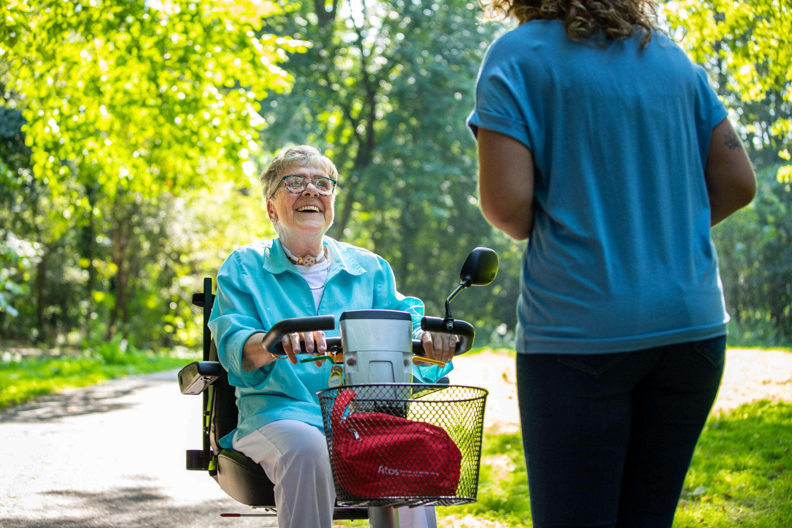 living-tracheostomy-woman-outside-in-park